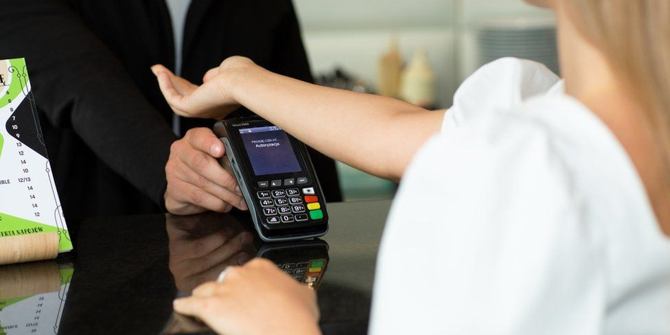 Pagamentos contactless com microchips implantados na mão são cada vez mais populares