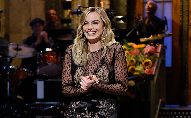 Revelada a primeira imagem do filme “Barbie” e o papel não podia assentar melhor a Margot Robbie