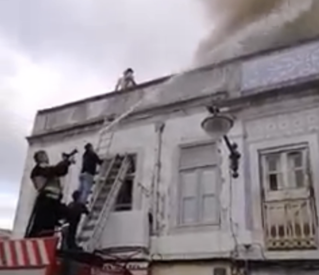 Emocionante. Pai desesperado sobe para casa em chamas e salva filha de 2 anos. Veja o vídeo