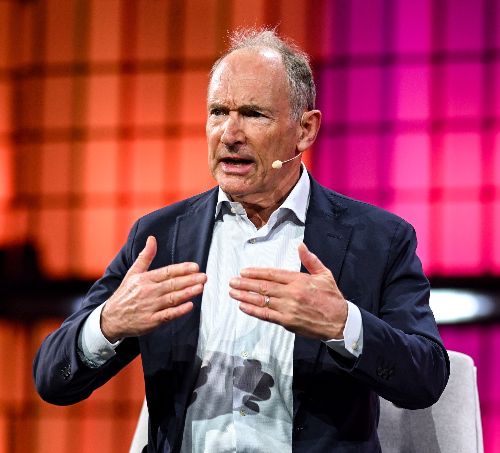 Pai da World Wide Web critica “corrida cega” à IA: “Temos de pôr a Humanidade em primeiro lugar”