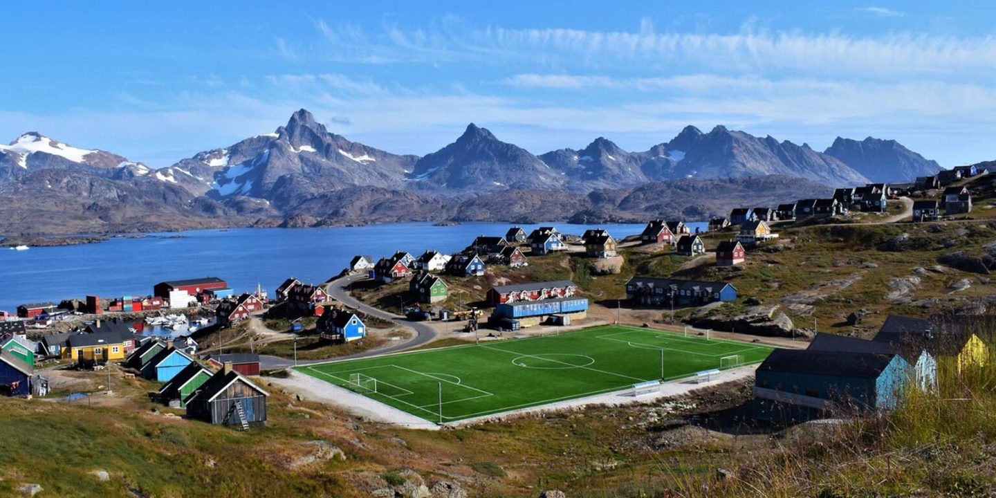 Como é o futebol na Gronelândia, a gigante ilha pretendida por Donald Trump? Entre icebergs e baleias, joga-se a Liga mais curta do Mundo