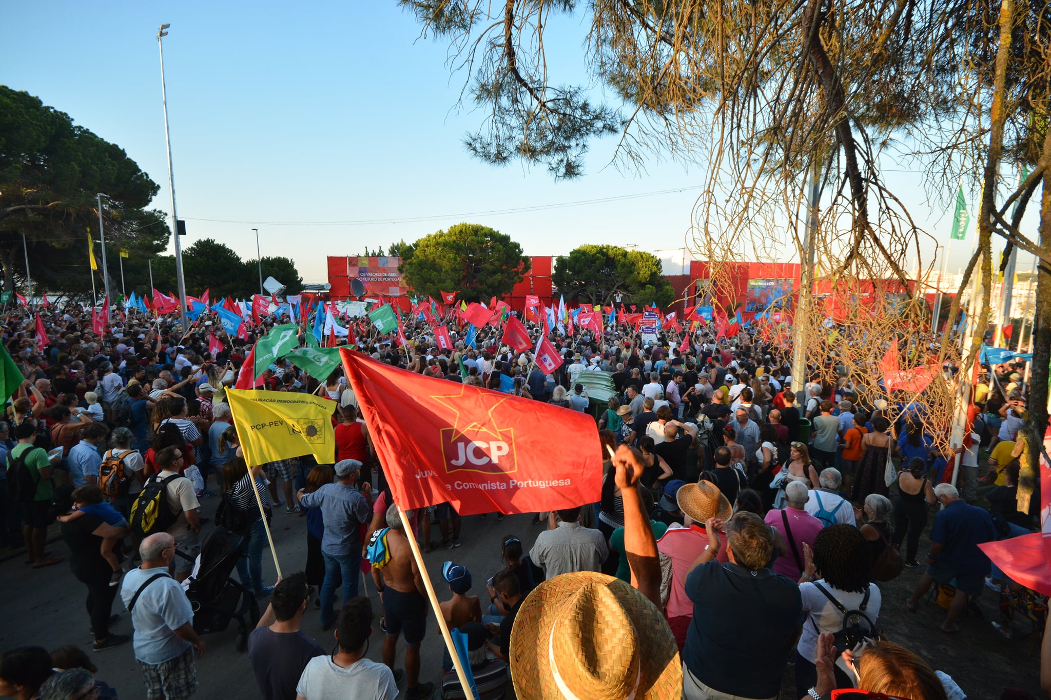 DGS divulga medidas para Festa do “Avante!”: Lotação cortada para metade, lugares sentados e álcool proibido após às 20h00