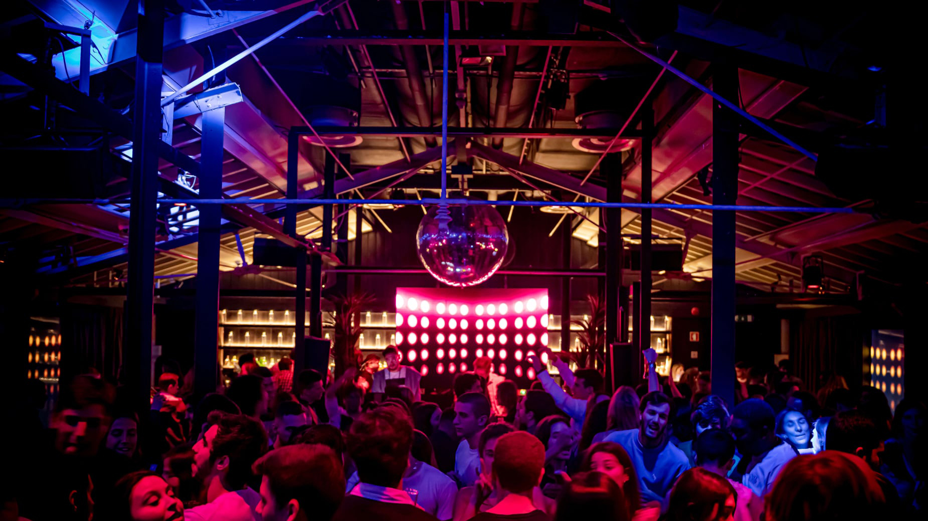 Chame os amigos pés de chumbo. A icónica discoteca Rive Rouge está quase a reabrir