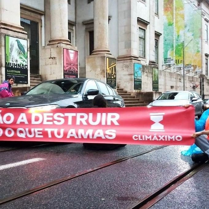Ativistas do grupo Climáximo voltam a interromper o trânsito em Lisboa (e nem a tempestade os parou)