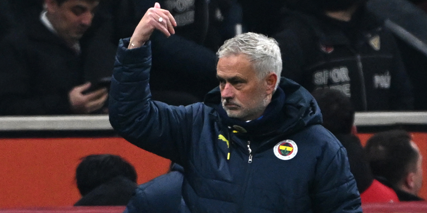 Fenerbahçe de Mourinho bate Antalyaspor e fica a quatro pontos do Galatasaray