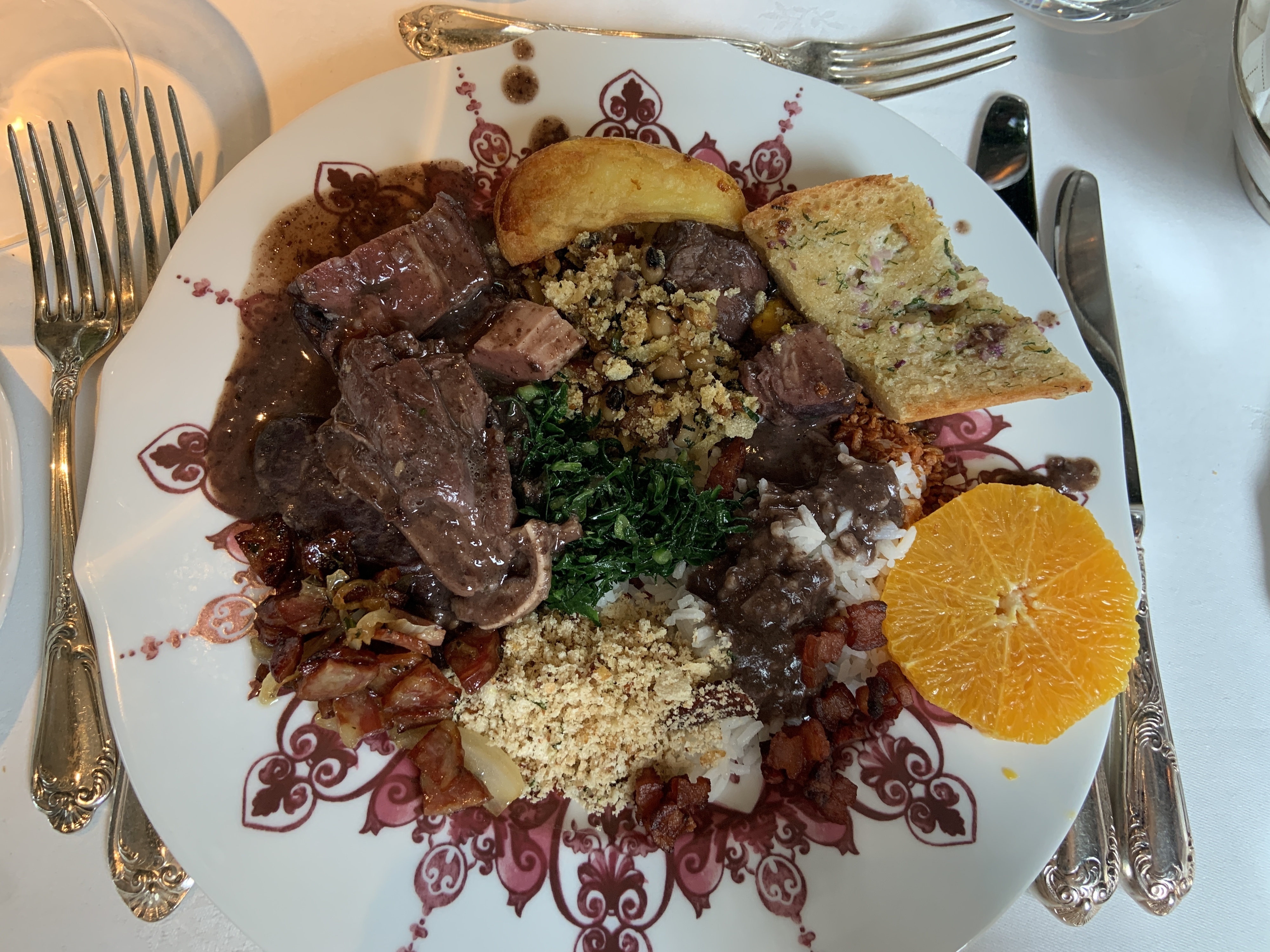 Chef com estrela Michelin ensina a fazer feijoada à brasileira (vai precisar de laranja e de cachaça)
