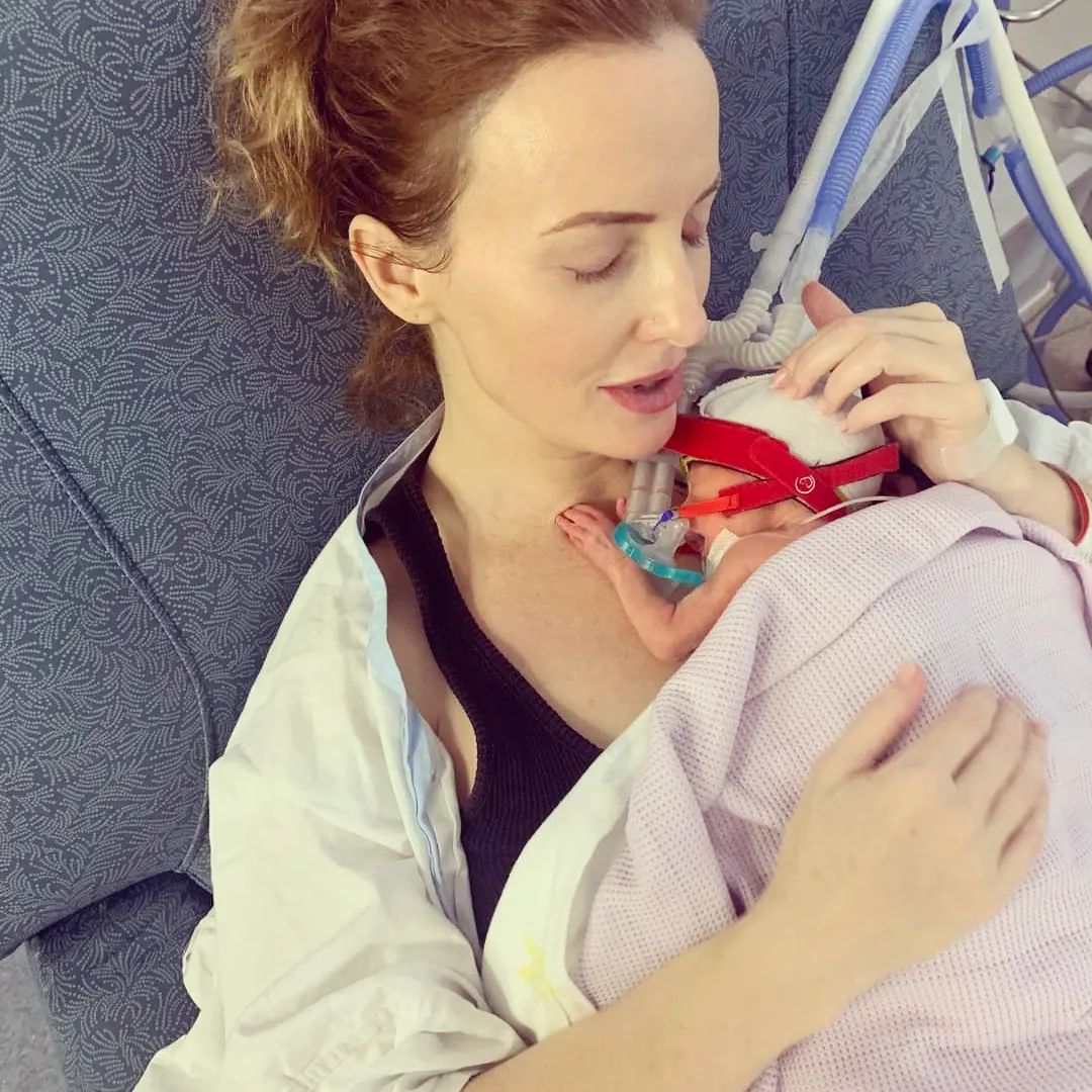 Mulher descobre cancro fatal no dia do parto. Deram-lhe 3 semanas de vida mas celebrou primeiro aniversário da filha