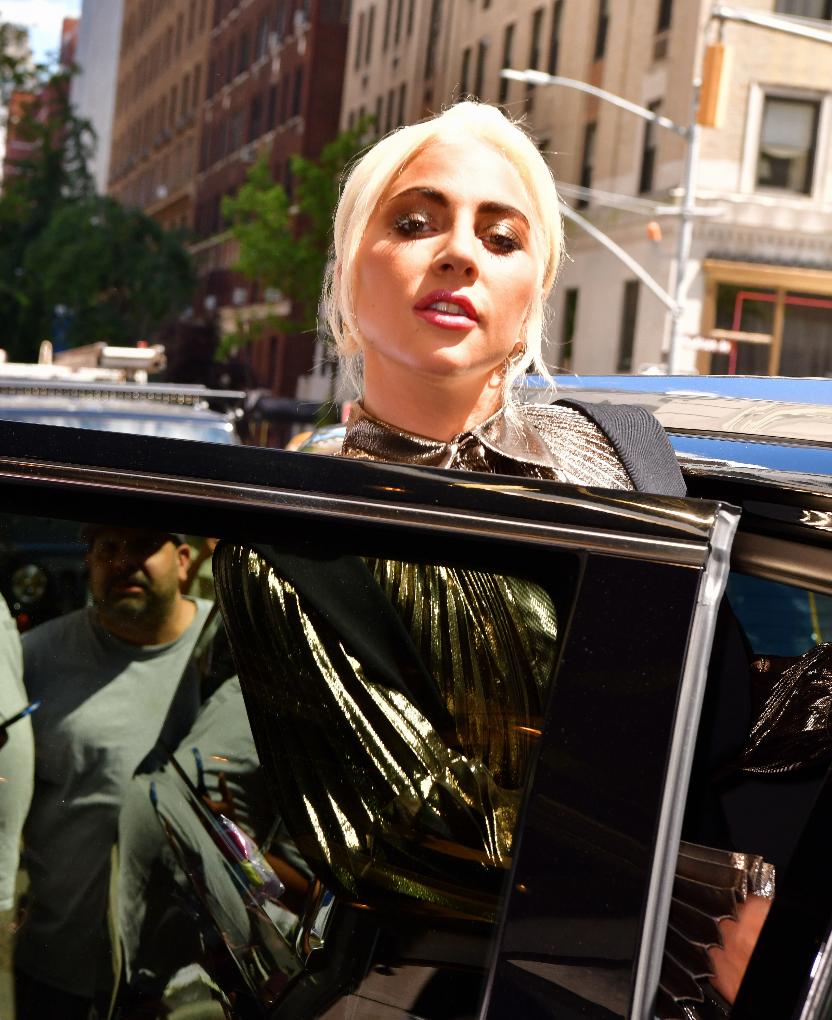 Na mesma semana em que cai do palco, Lady Gaga termina relação