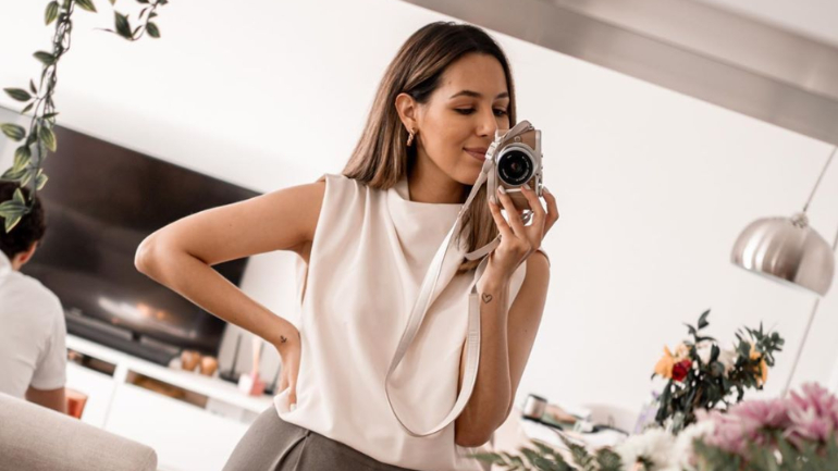 COVID-19. 15 looks de influenciadoras em casa — das calças de ganga aos vestidos de lantejoulas