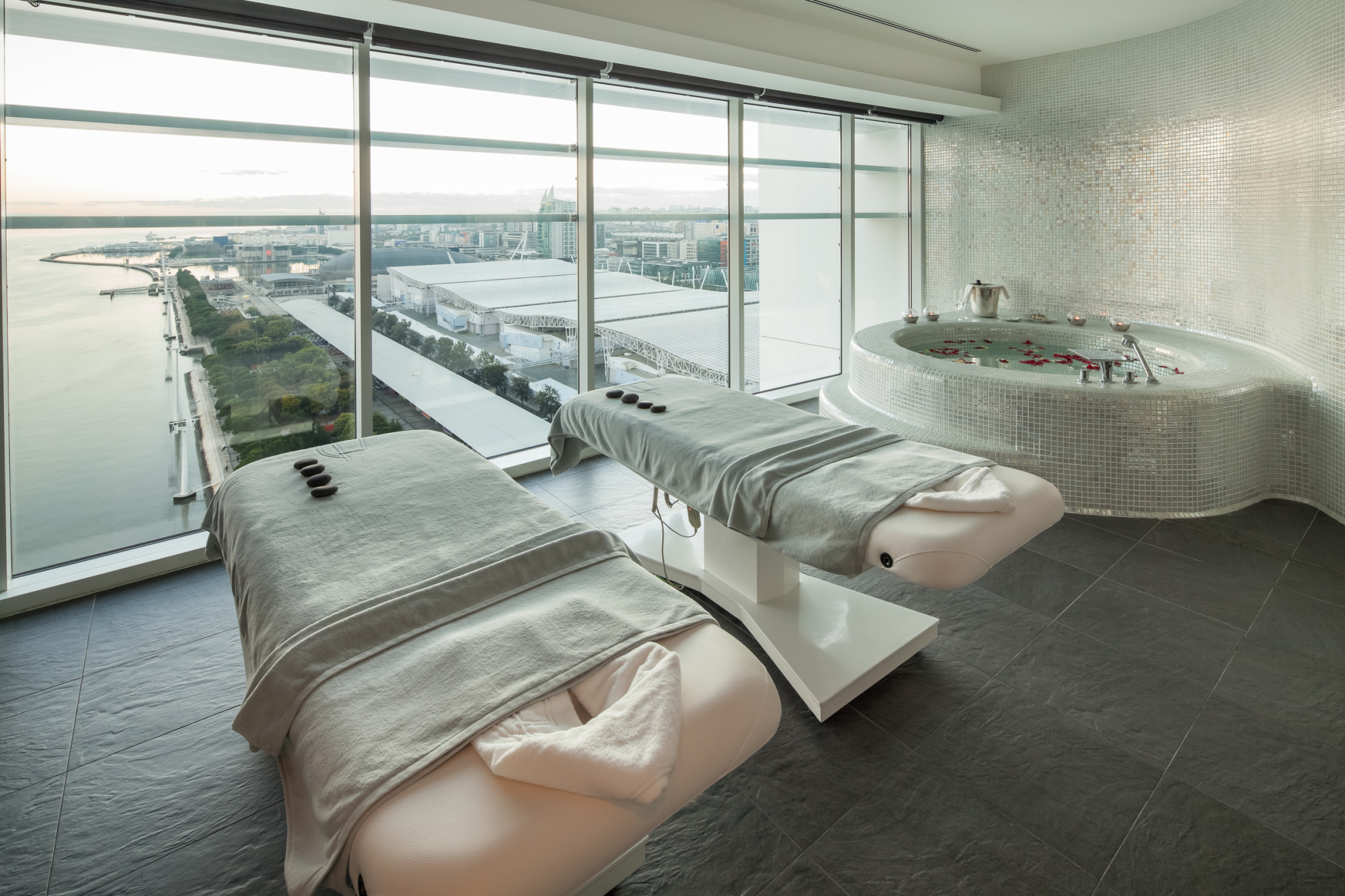 Fomos experimentar a nova massagem do Myriad — e fomos (mesmo) massajados dos pés à cabeça