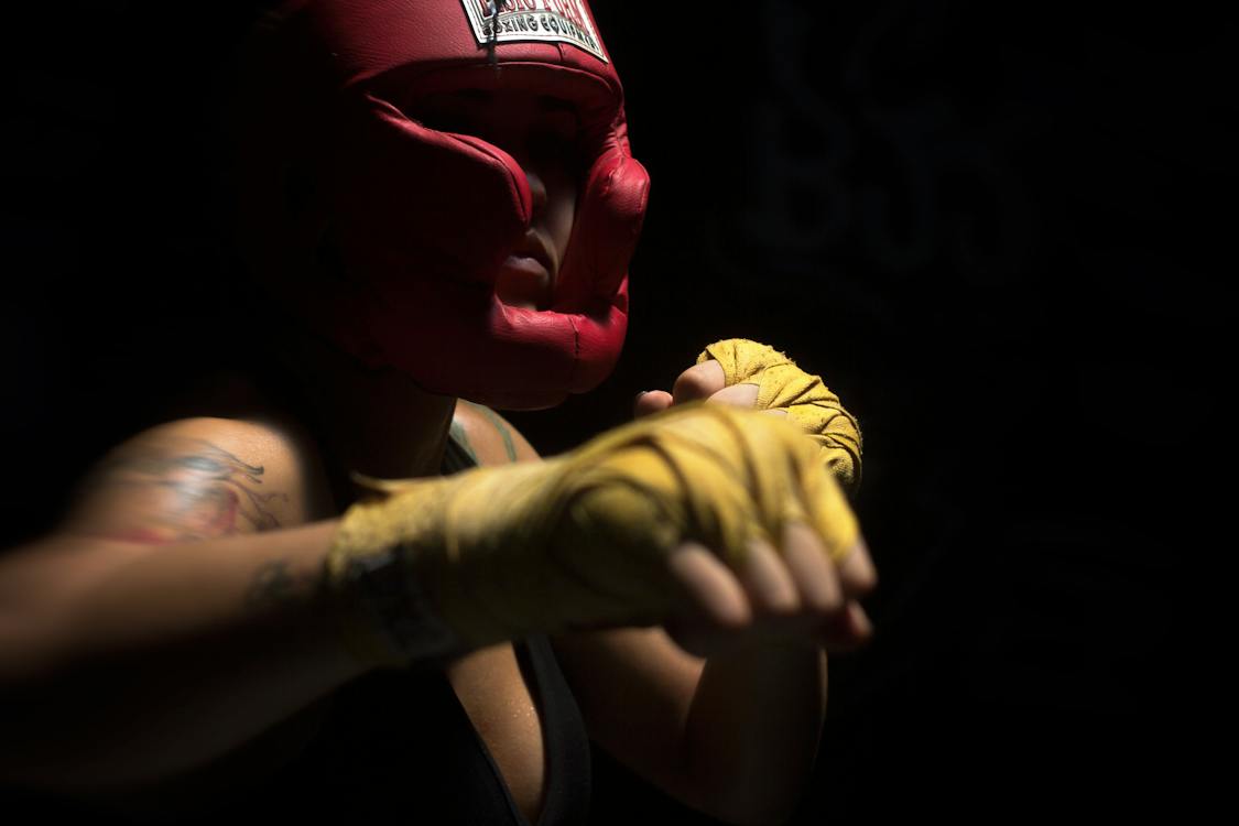 Pugilista feminina desiste de combate após saber que a rival era trans. Adversária venceu por não ter oponente