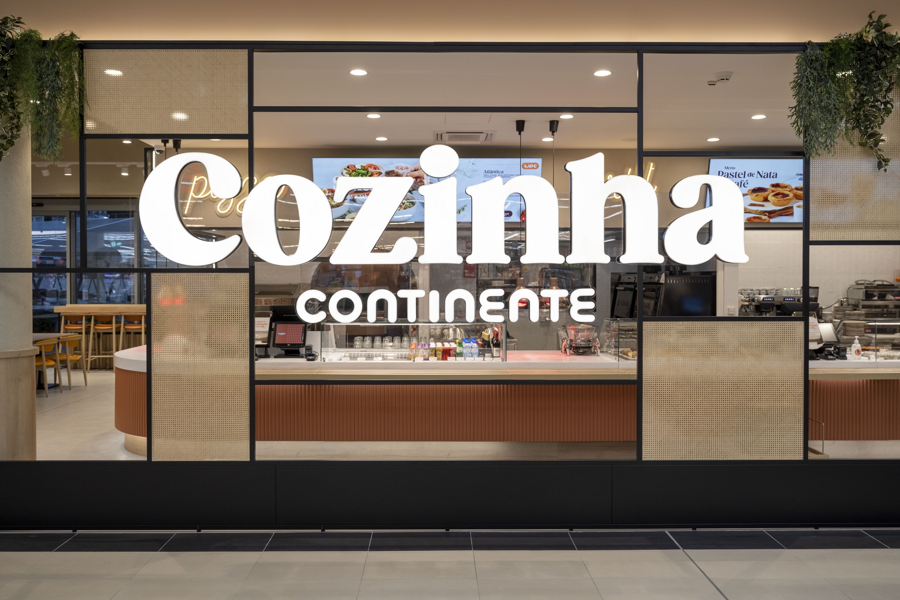 Do cabrito às sobremesas. Continente lança menus de Páscoa por menos de 14€ por pessoa