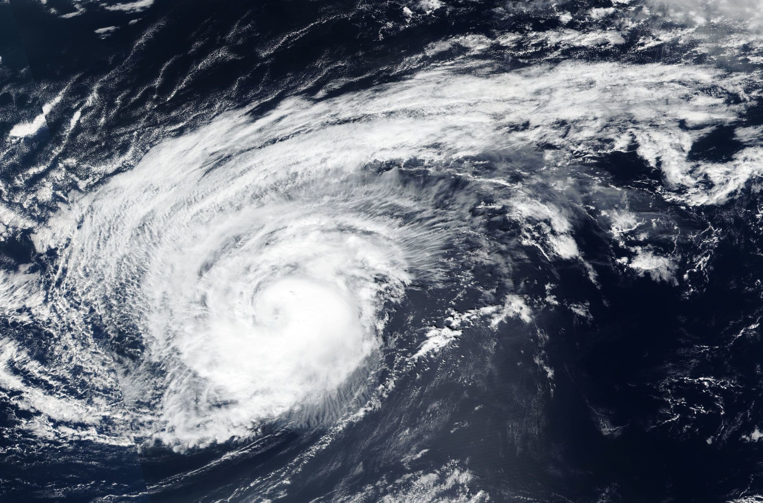 Veja a passagem da tempestade Leslie ao largo da Madeira e em