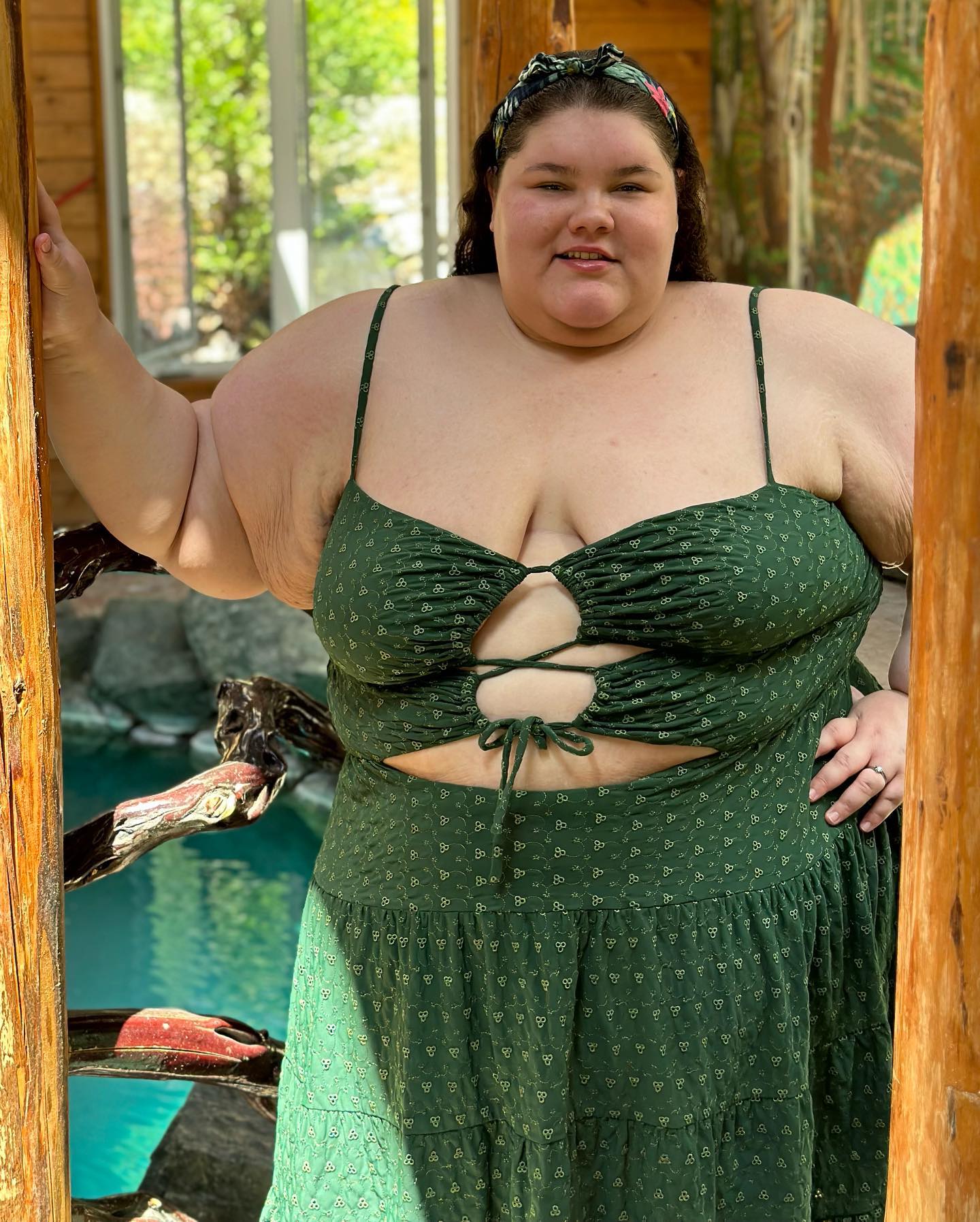 Influenciadora plus size quer mudanças em hotéis para facilitar a vida dos hóspedes com excesso de peso