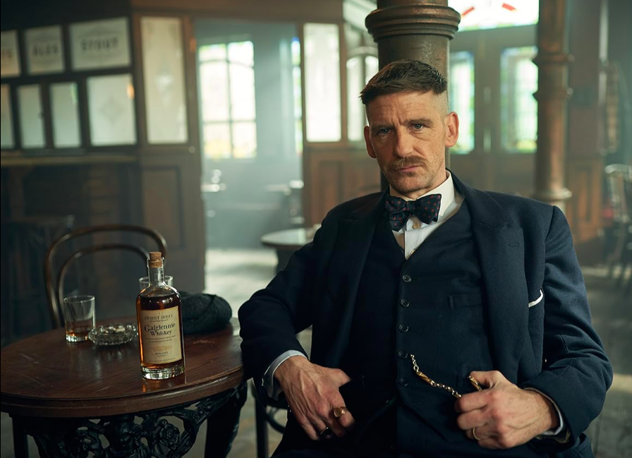 Ator de “Peaky Blinders” surge irreconhecível após ter-se declarado culpado de posse de drogas