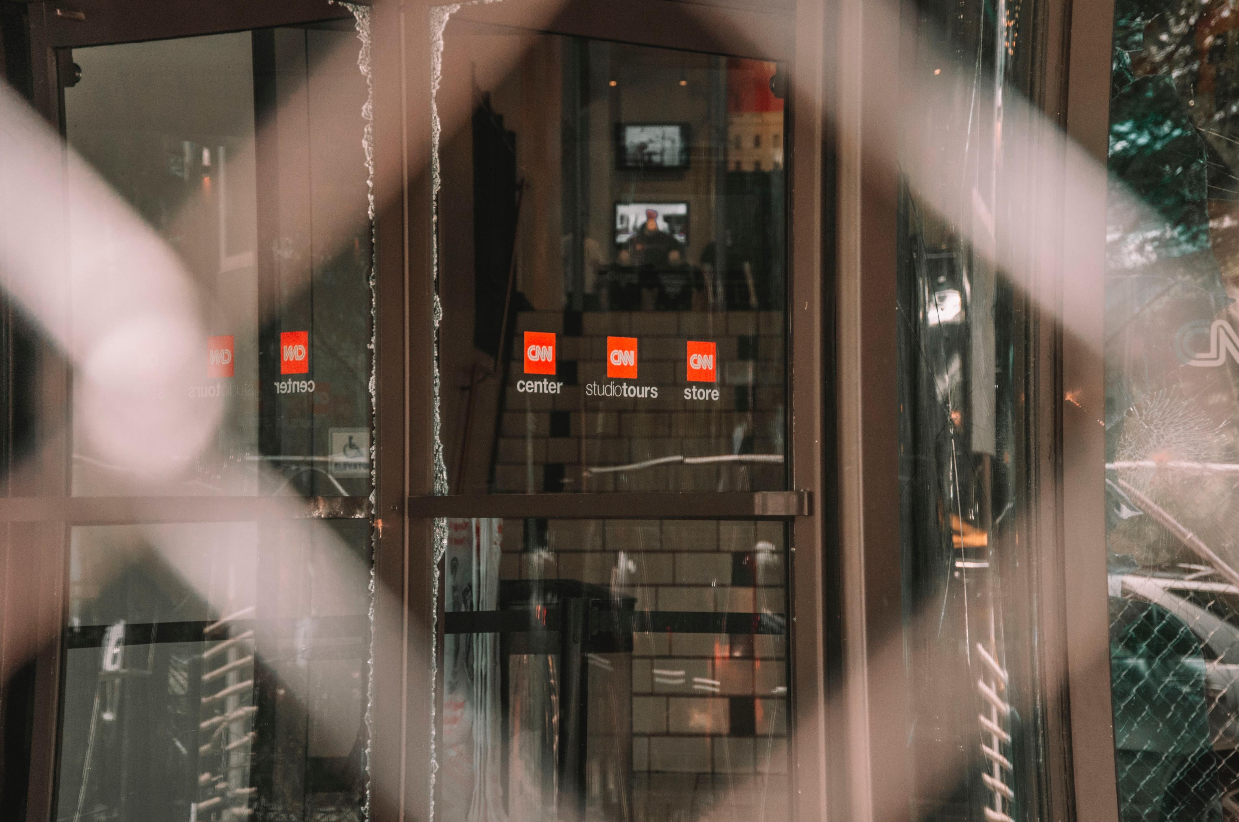 “Tolerância zero”. CNN despede três funcionários por irem trabalhar sem estarem vacinados