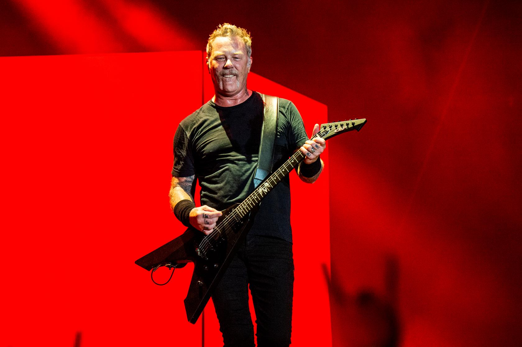 James Hetfield. O vício do álcool e as recaídas que quase derrubaram o vocalista dos Metallica e destruíram a banda