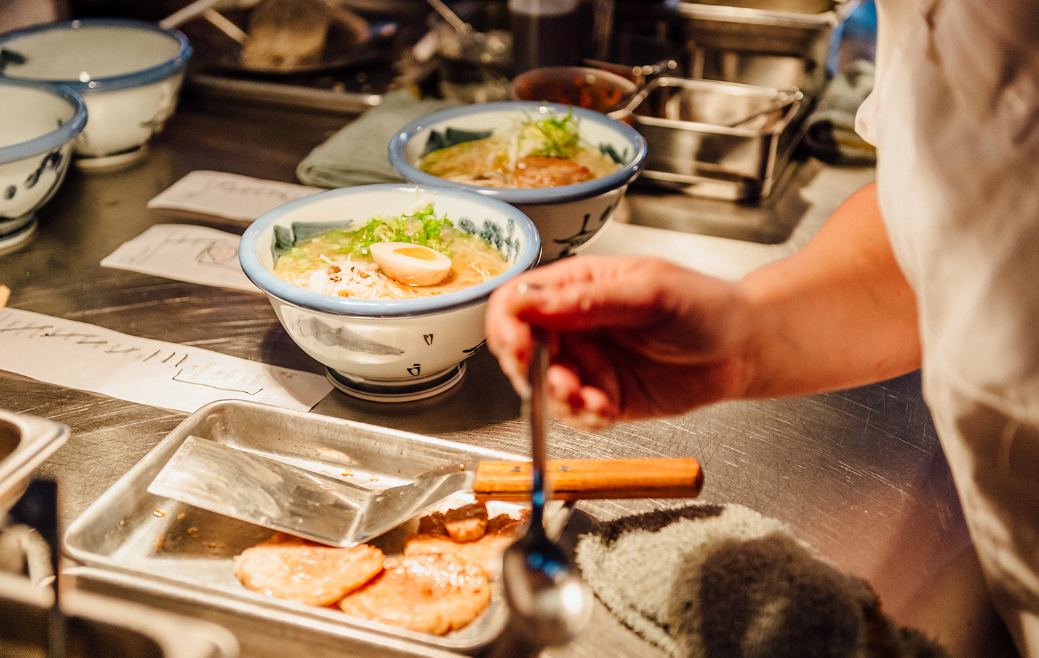 Afuri. O restaurante que tem sushi, ramen e sake servido em decantador