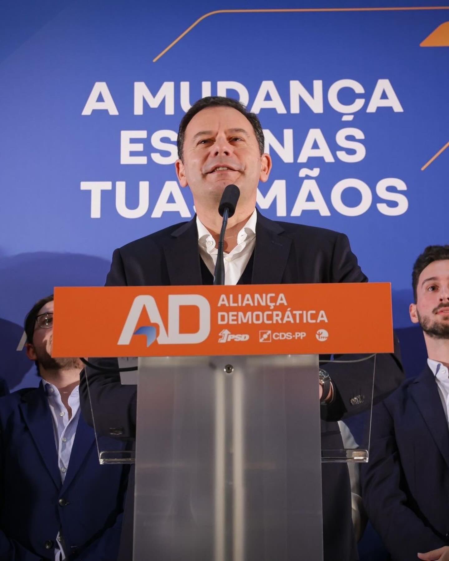 Militantes desmaiam em palco durante discurso de Luís Montenegro. Líder do PSD queixou-se do calor