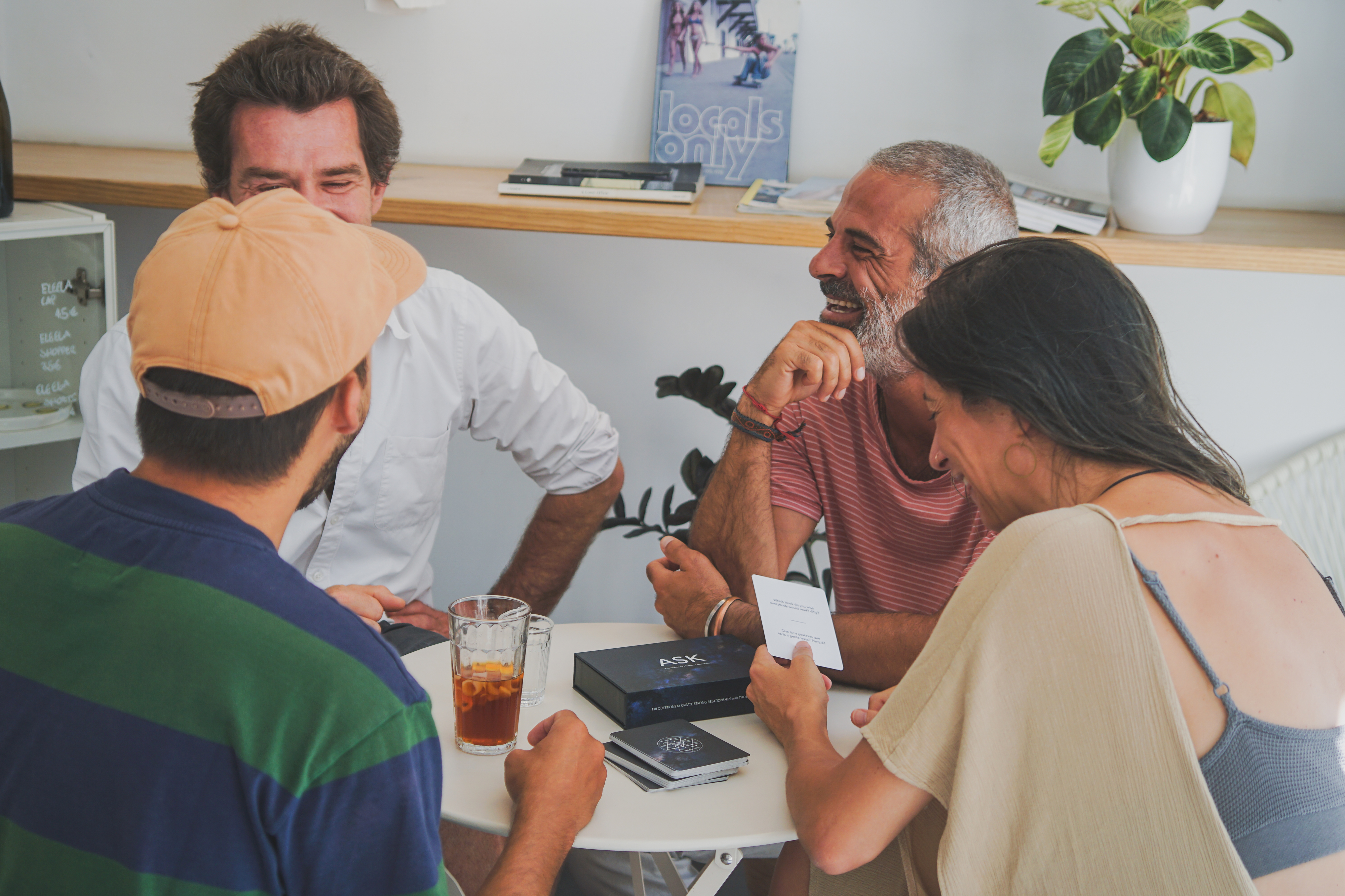 The Ask Game. O jogo de cartas que promete transformar diálogos em descobertas profundas e inesperadas