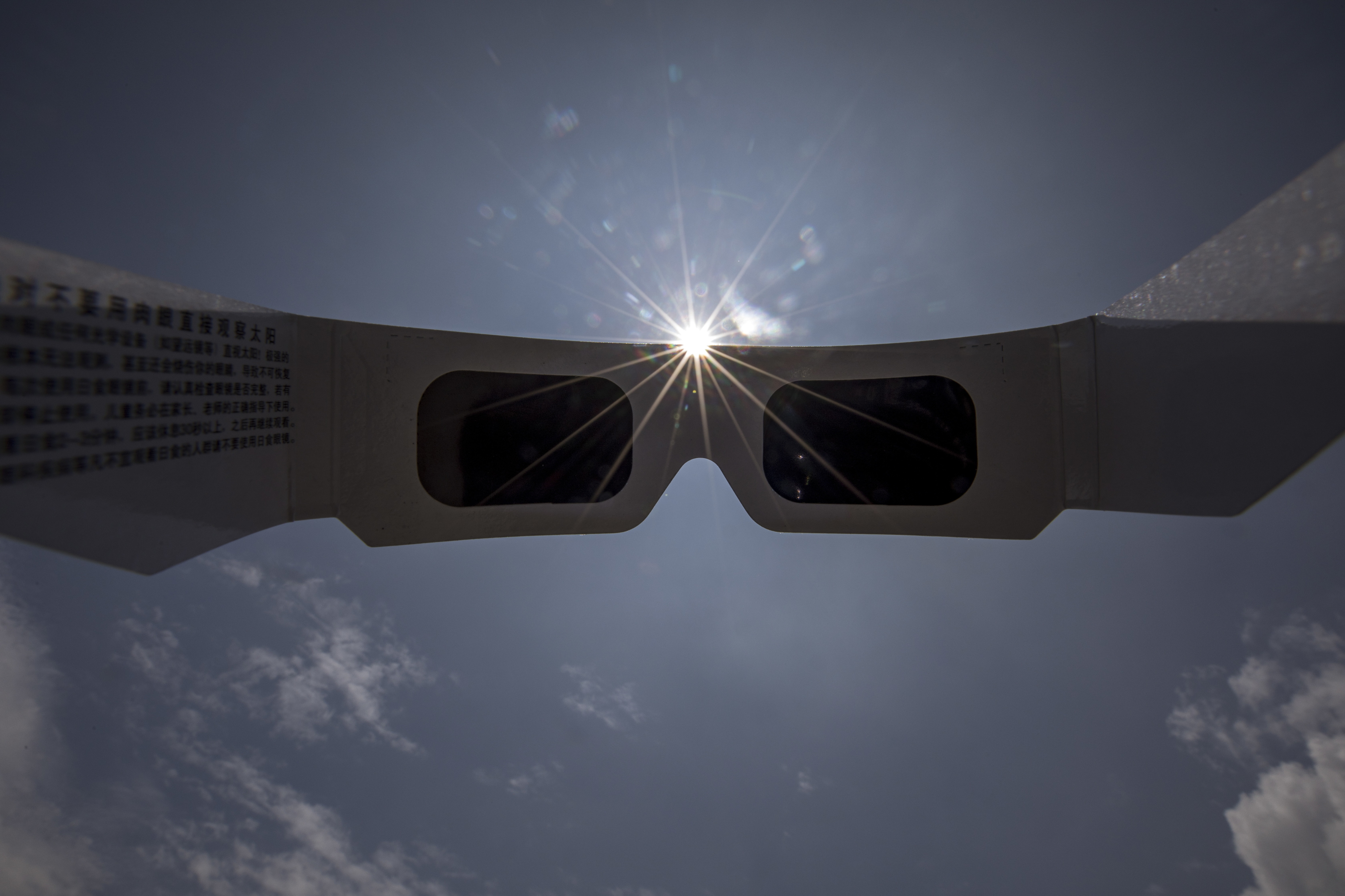 Que óculos usar para ver o eclipse solar de agosto em segurança?