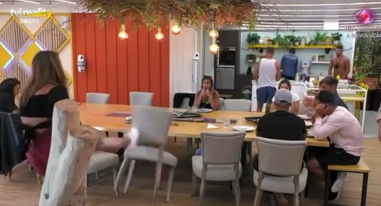 Carina ameaça Pedro e dá pontapé em cadeira: “Se não sair, vou partir-te a boca”