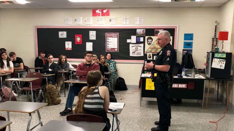 Amor, finanças e cozinha. Escola secundária deu aulas aos finalistas com dicas para a vida