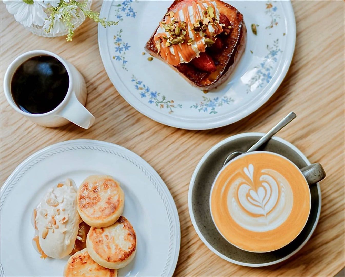 O brunch do Liberty chegou à Parede. Saiba o que pode comer (agora com vista para o mar)