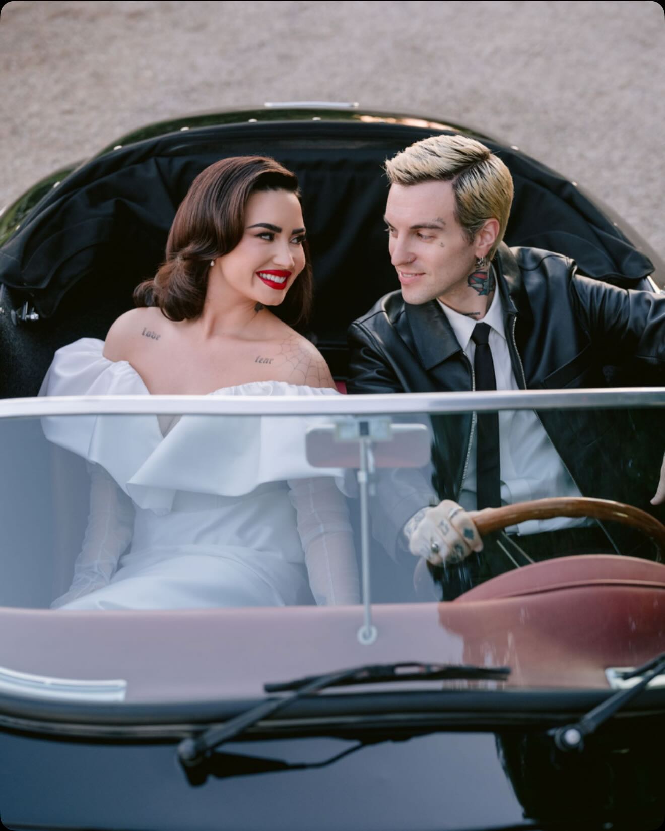 Demi Lovato é uma mulher casada. Saiba tudo sobre o casório (incluindo o vestido deslumbrante que usou)