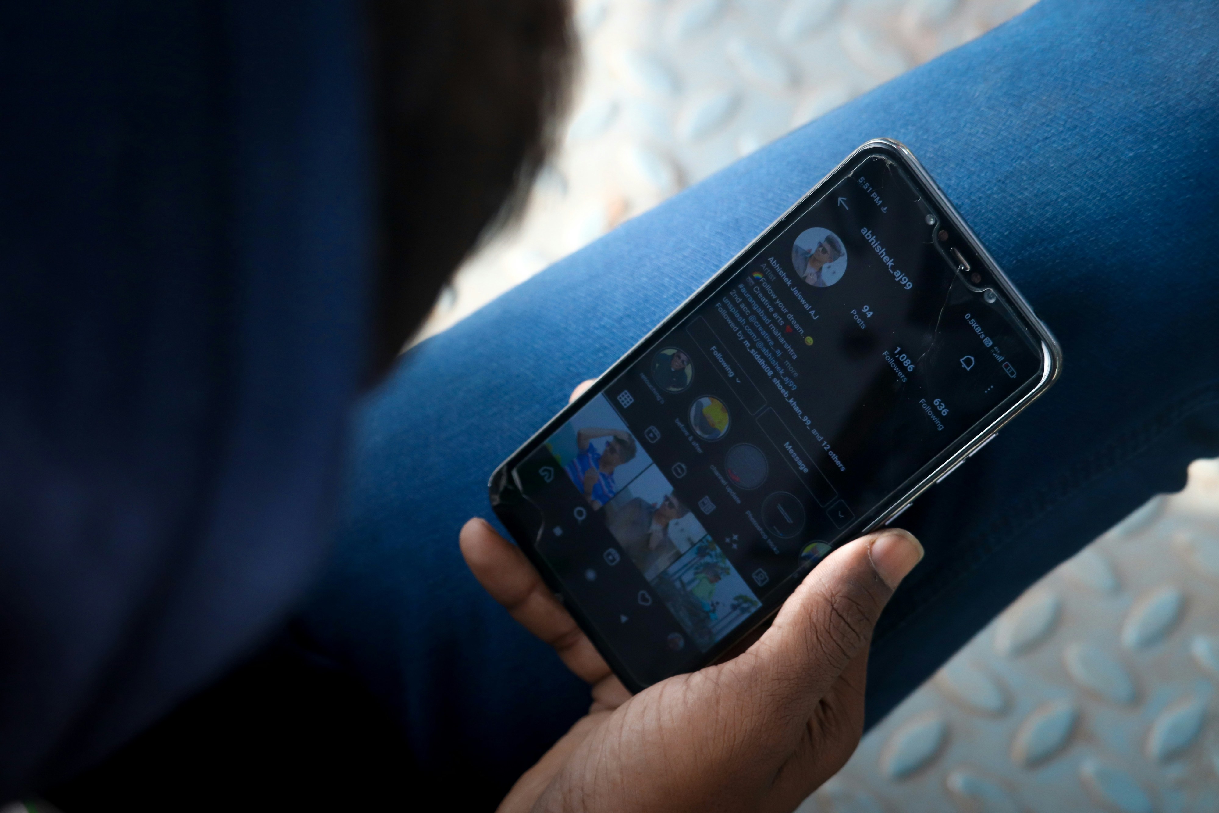 Homem de 33 anos pediu uma foto de corpo inteiro a rapariga de 14. Tribunal diz que não é crime