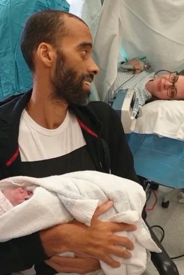 Mulher deu à luz 2 dias antes do pai da bebé morrer. Teve de lutar em tribunal para incluir o nome dele na certidão de nascimento