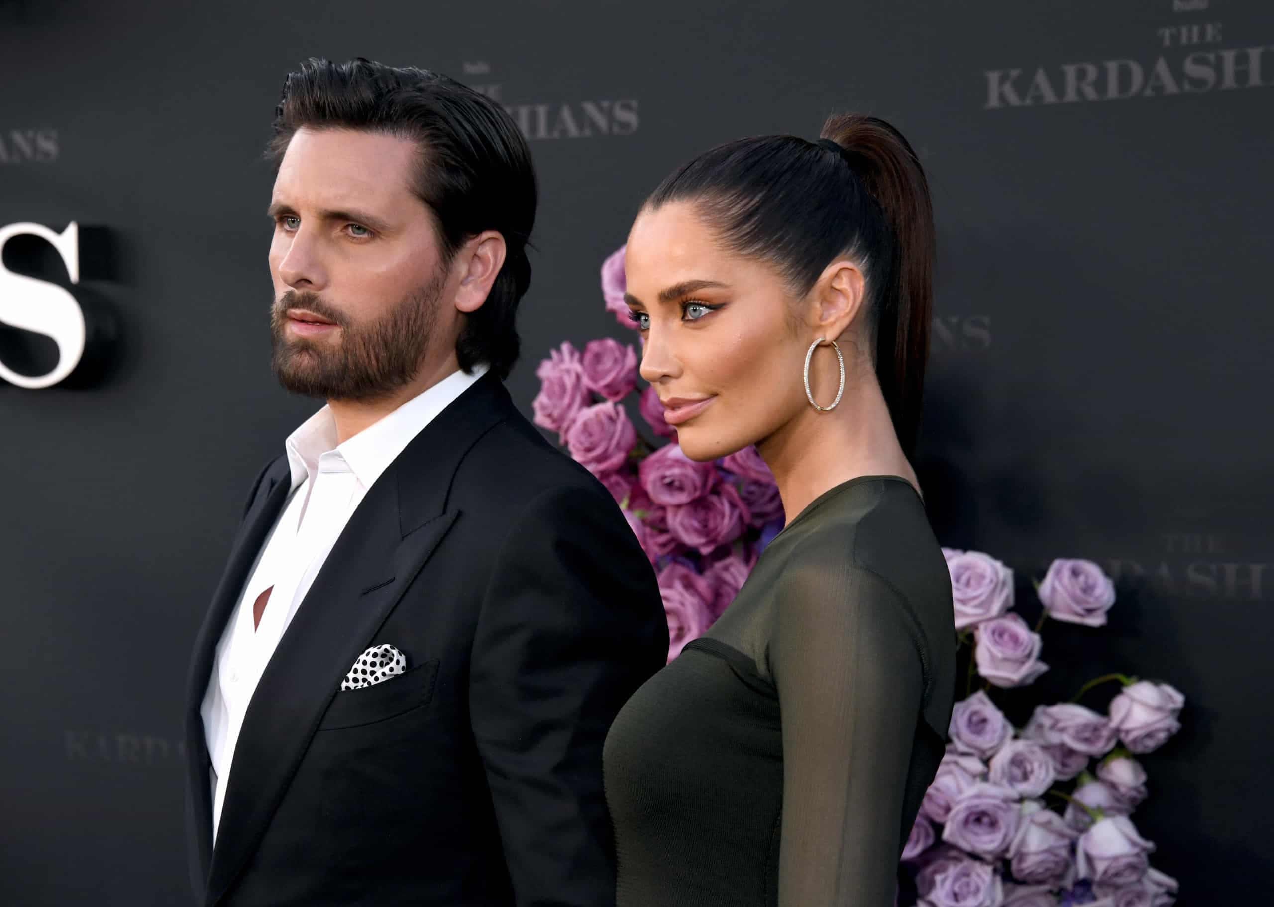 Scott Disick posa pela primeira vez com nova namorada na red carpet - Atualidade foto