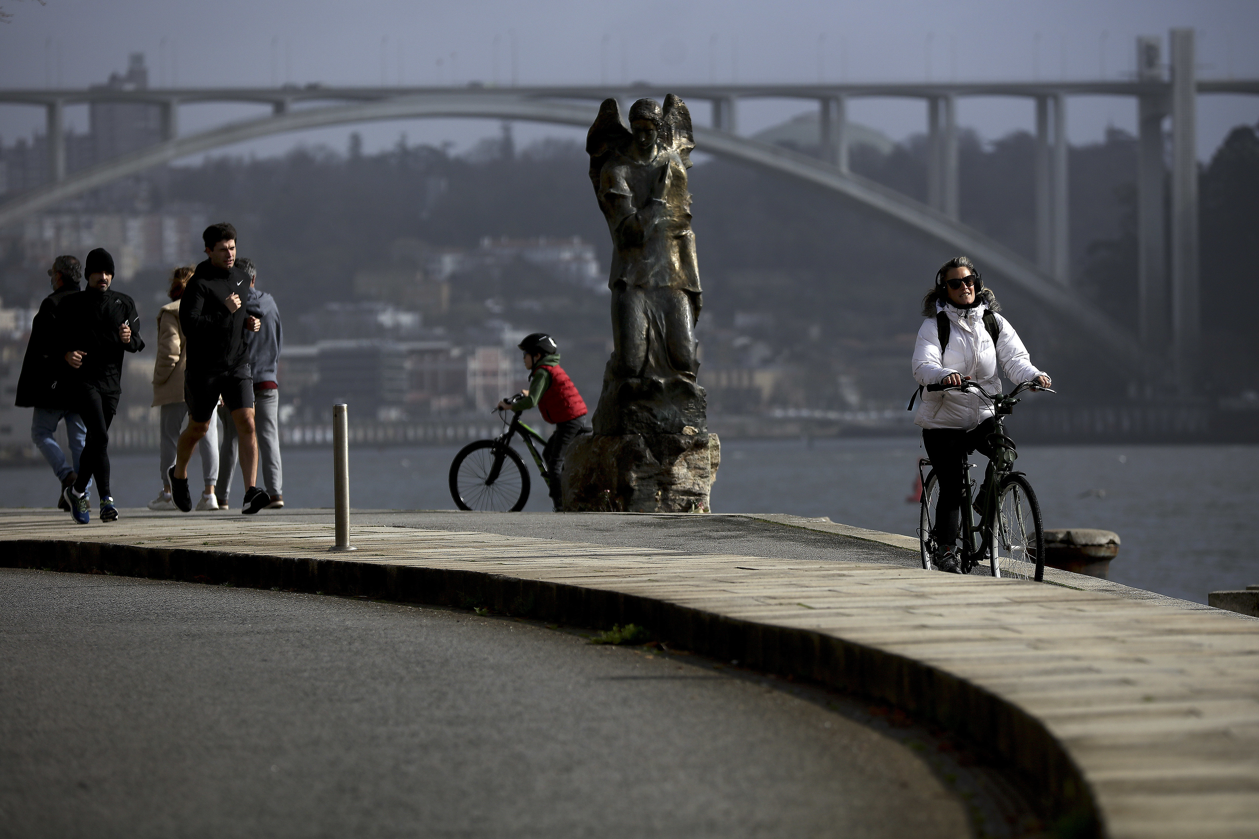 “Porto com Porto” manifesta-se contra impasse da faixa “MetroBus” em passeio de bicicleta