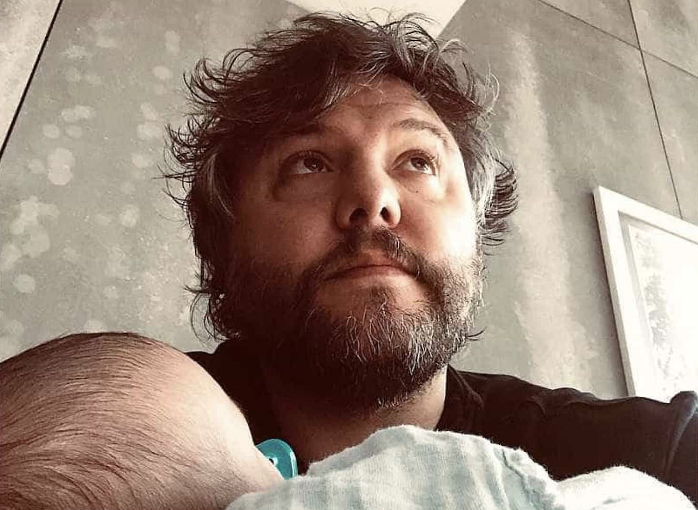 César Mourão revela nome e primeira foto do terceiro filho