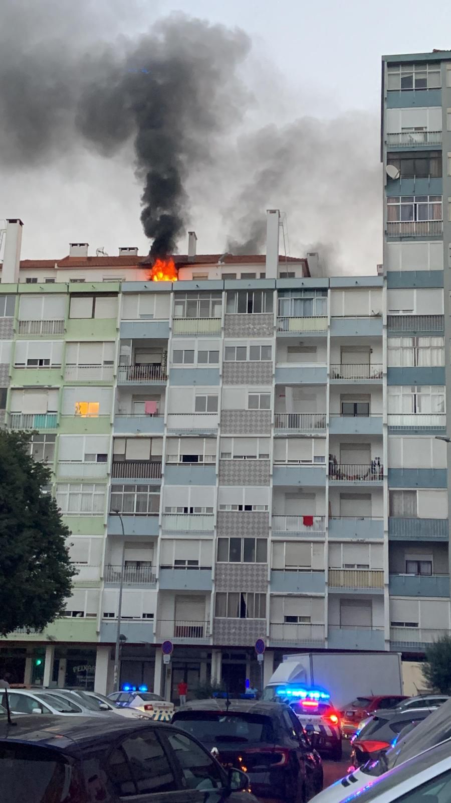 Incêndio em prédio na Damaia. Chamas no último andar, ambulâncias a chegar e dezenas de bombeiros