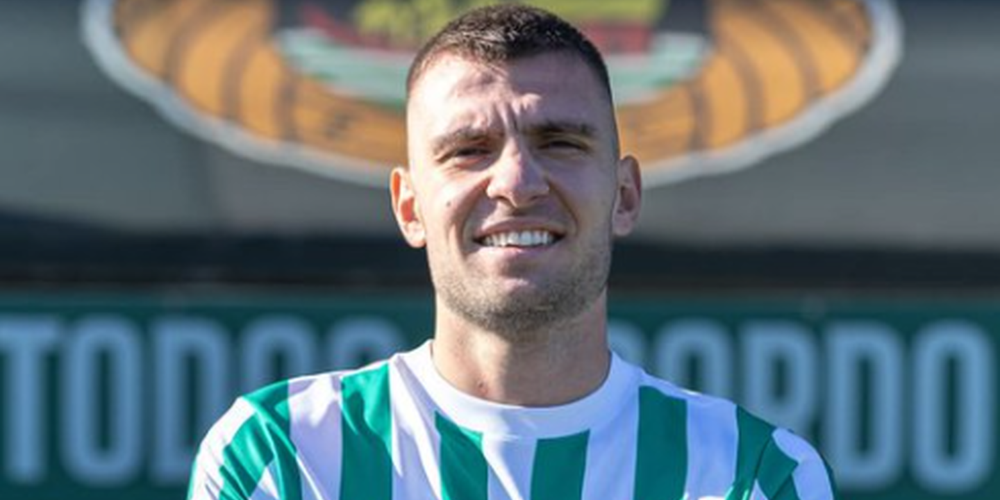 Defesa internacional grego Andreas Ntoi reforça Rio Ave