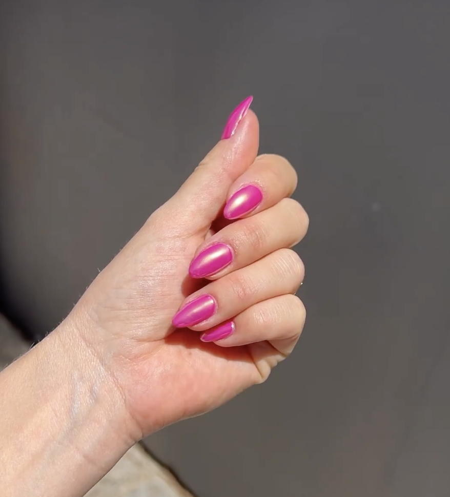 A manicure de Alice Trewinnard grita “Barbie”. Renda-se à tendência com estes 10 vernizes (desde 1,79€)