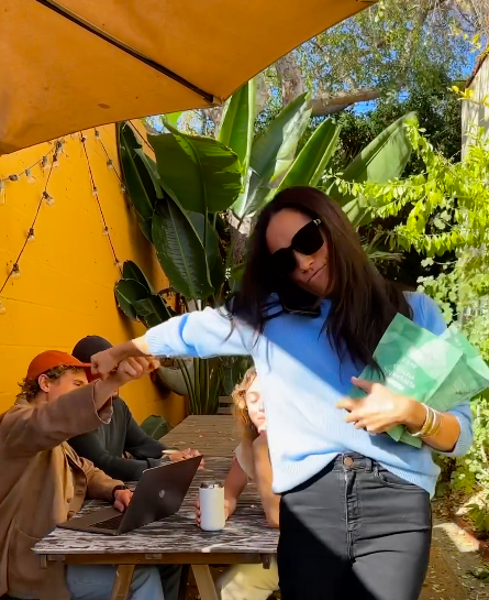 Meghan Markle agora trabalha num escritório. Mas calma, que é só a brincar (VÍDEO)