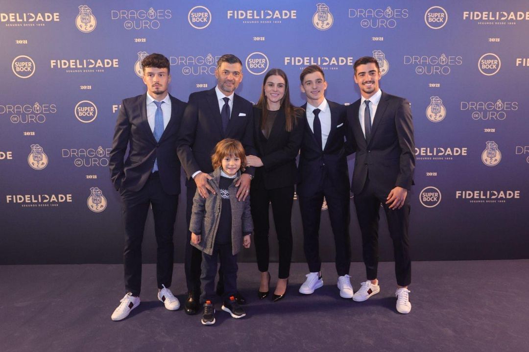 Mulher e filhos de Sérgio Conceição em perigo após derrota do FC Porto. Carro foi apedrejado