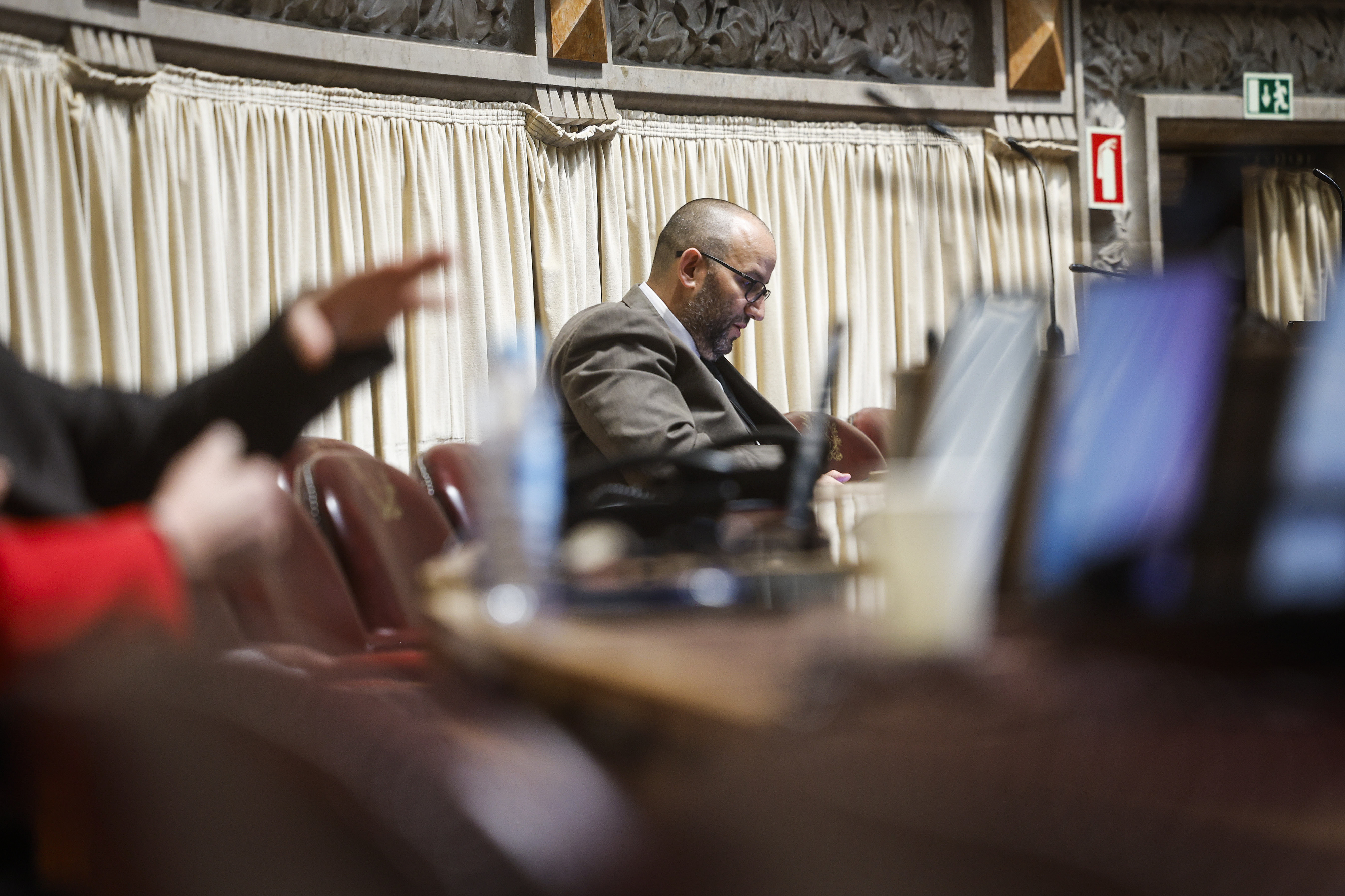 Deputado Miguel Arruda vai mesmo ficar sentado na última fila junto da bancada do Chega