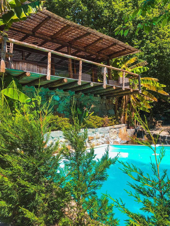 Refúgio Saltus. A herdade com piscina e apenas dois bungallows e passadiços que faz lembrar Bali (mas fica em Guimarães)