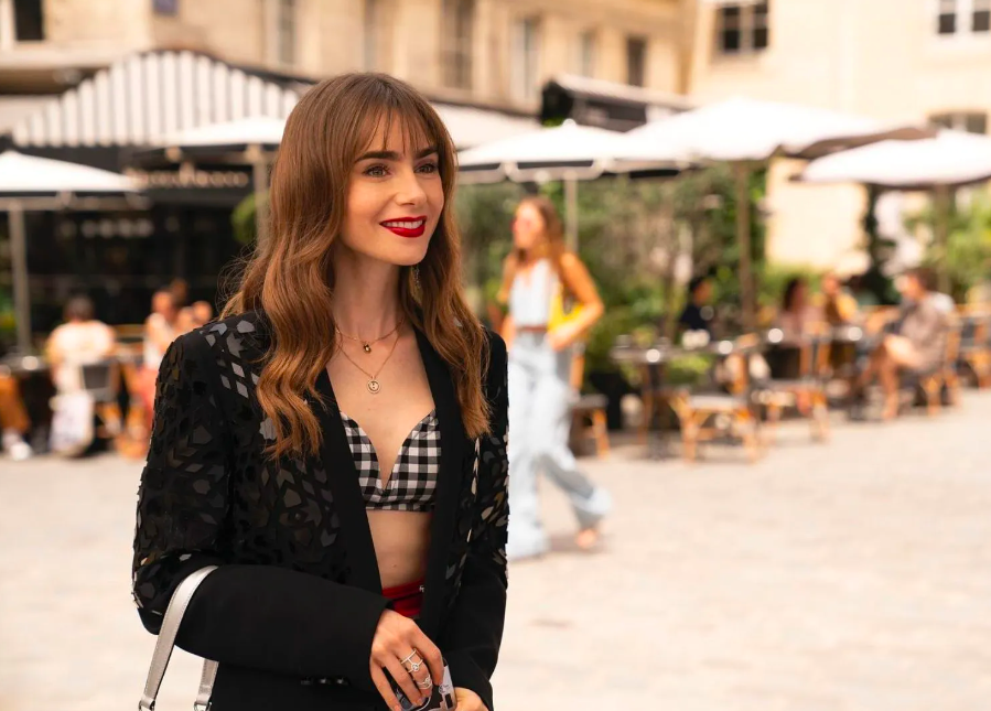 Quer vestir-se como Emily? Encontrámos 10 peças de roupa parecidas às da personagem (e bem mais baratas)