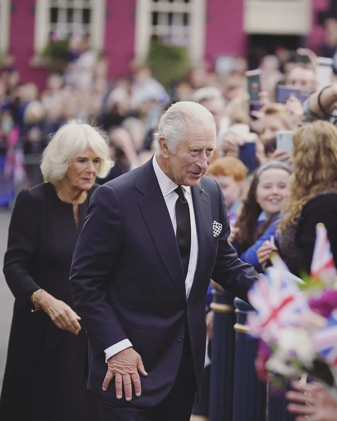 Coroação do rei Carlos III só deverá acontecer no verão de 2023 (e com menos excentricidade)