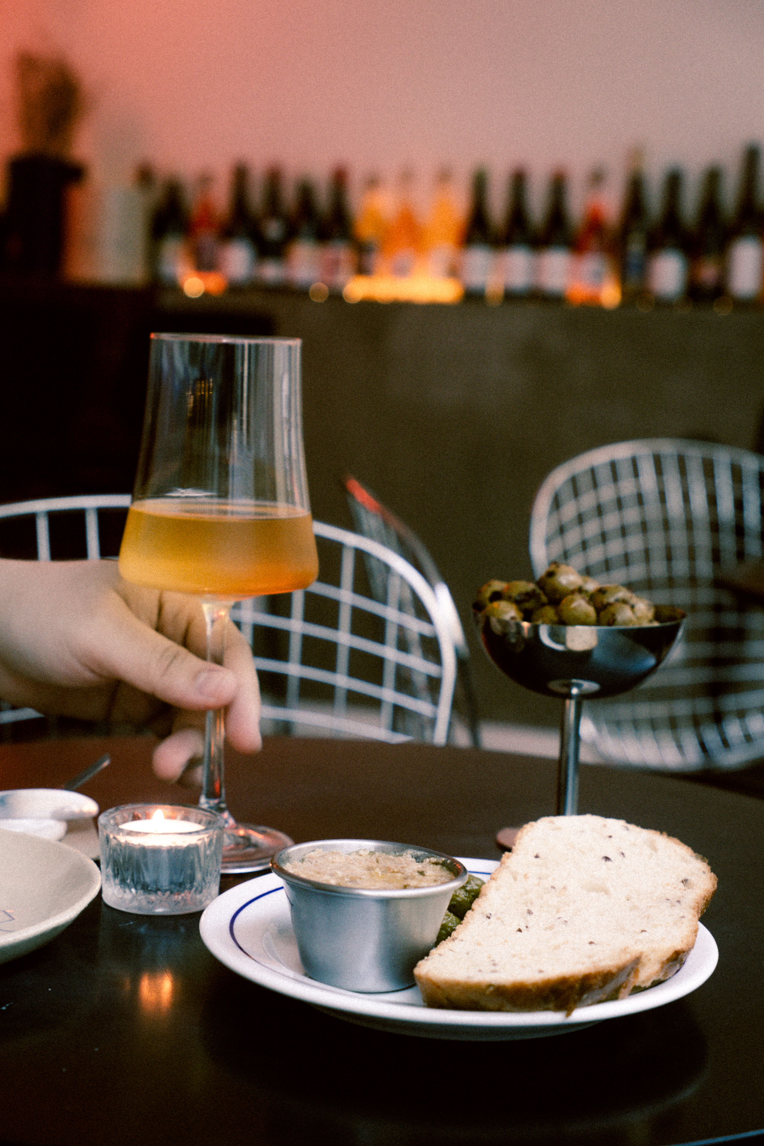 Onze Onze. Há um novo bar de vinhos no Porto ideal para um after work (e com bebidas e snacks desde 4€)