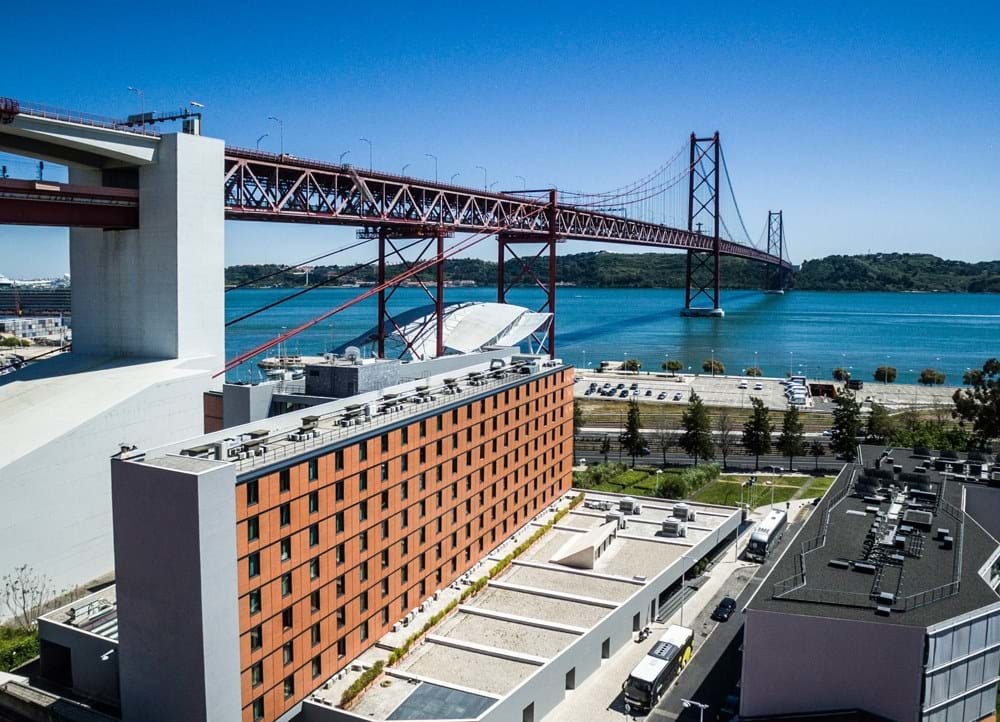O novo rooftop de Lisboa tem piscina, vista para o Tejo e abre já este verão