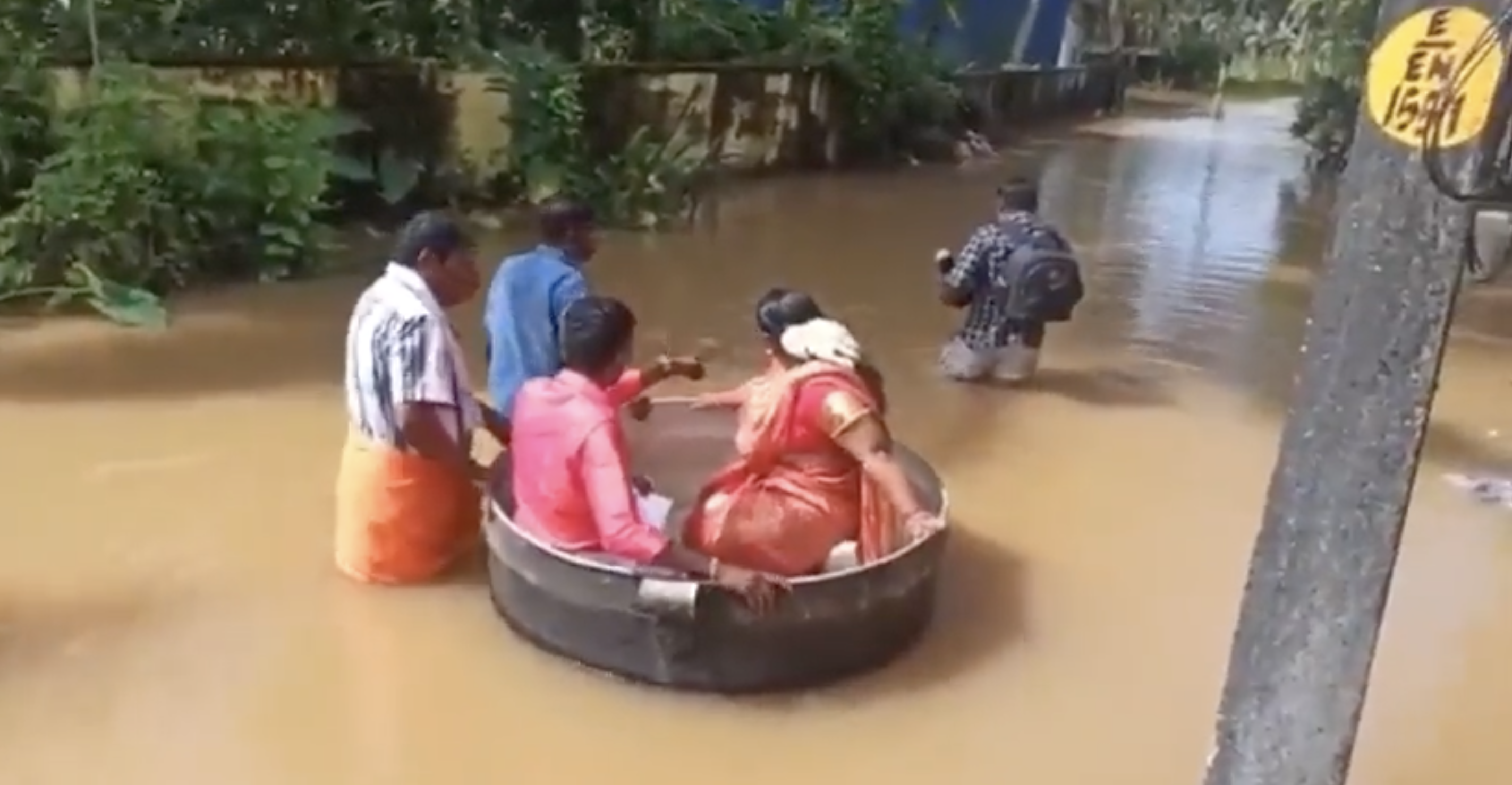 Noivos vencem inundações e chegam ao casamento de panela. “Era a única opção”