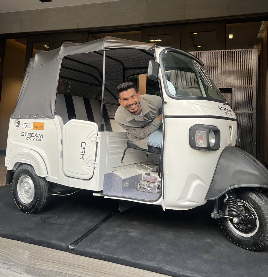 Veículo elétrico de três rodas com carregamento de relâmpago nasce na Índia