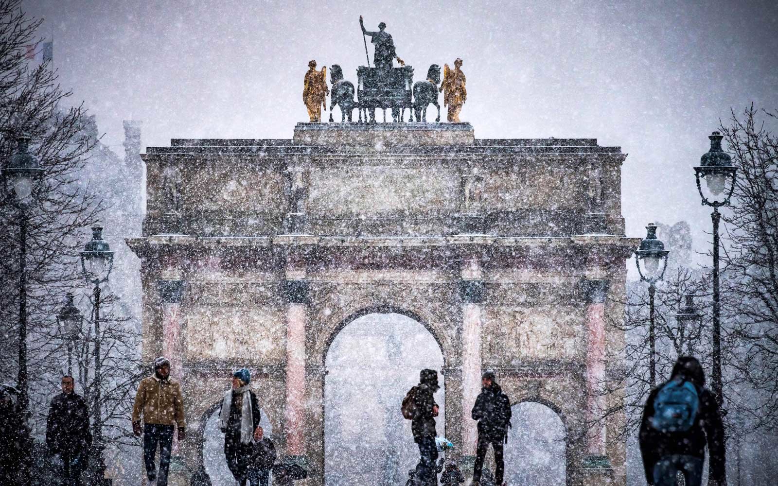 Tempestade de neve inédita em Paris obrigou pessoas a fazer esqui para chegar ao trabalho