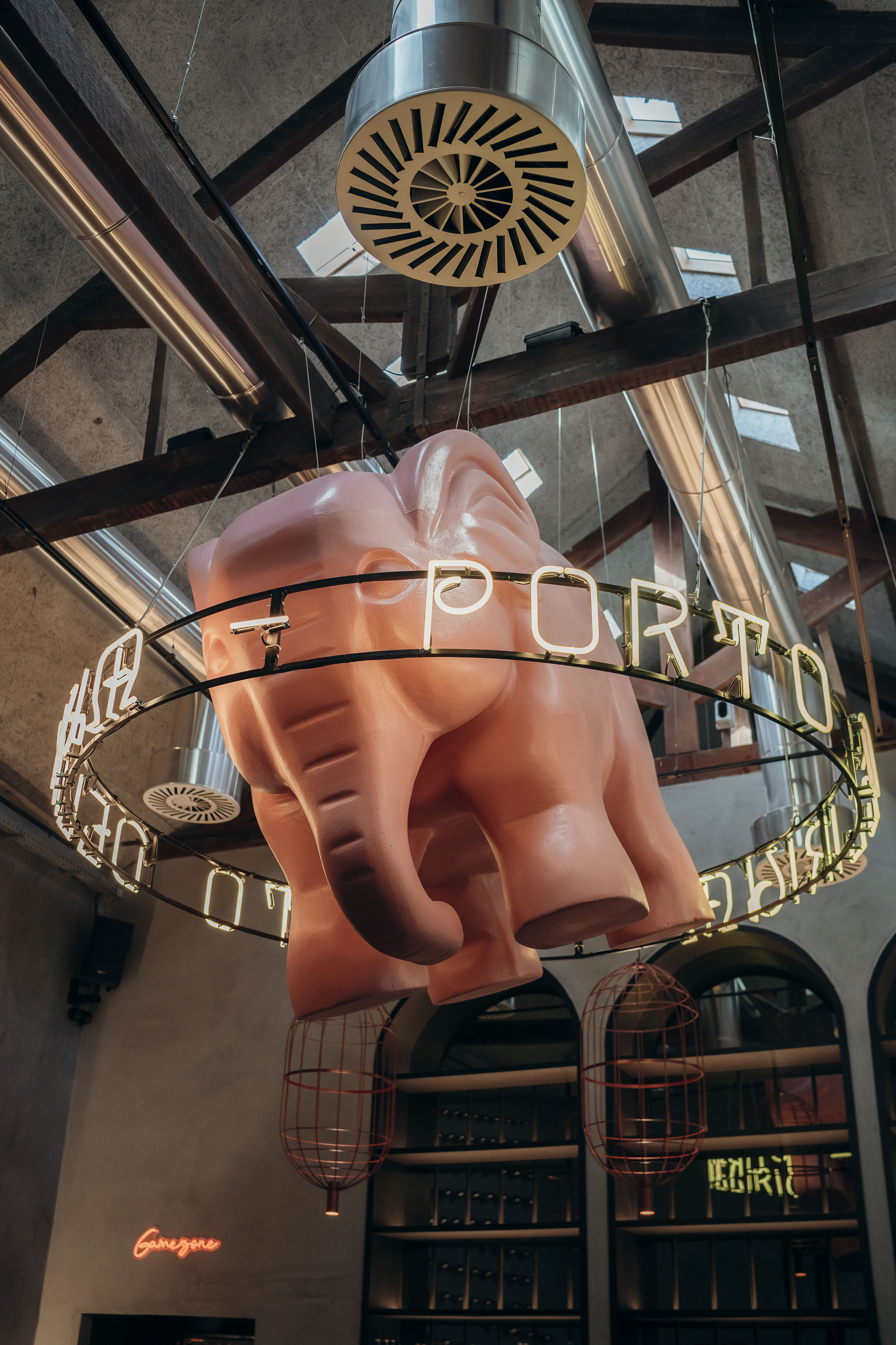 Cerveja belga e tapas de francesinha. O elefante rosa da Delirium chegou ao Porto