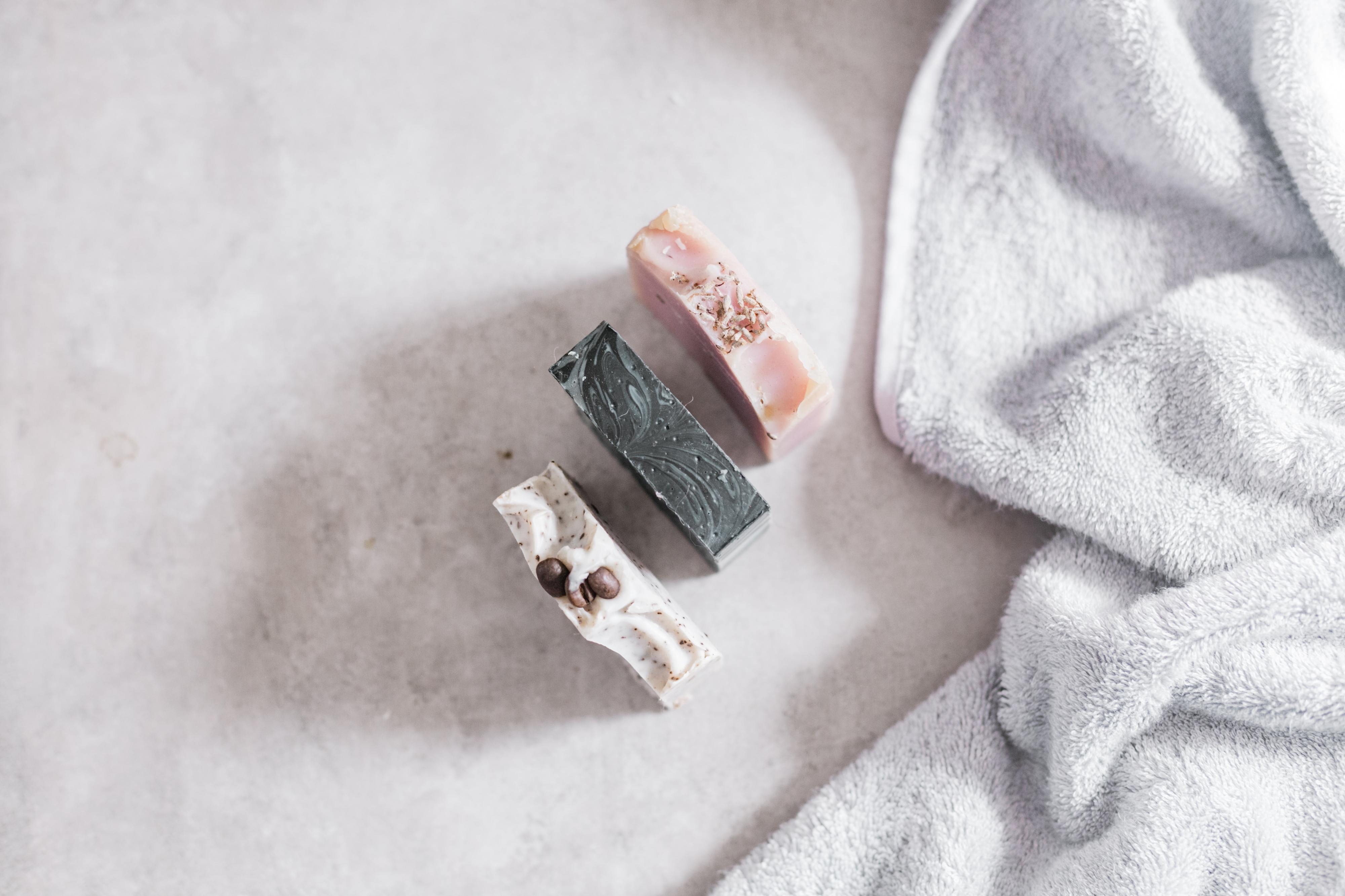 Os sabonetes em barra para o rosto estão na moda – e estes prometem resultados incríveis (a partir dos 4€)